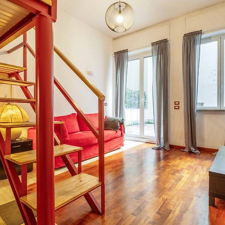 One Bedroom Apartment With Terrace Near Duomo Milan Bagian luar foto