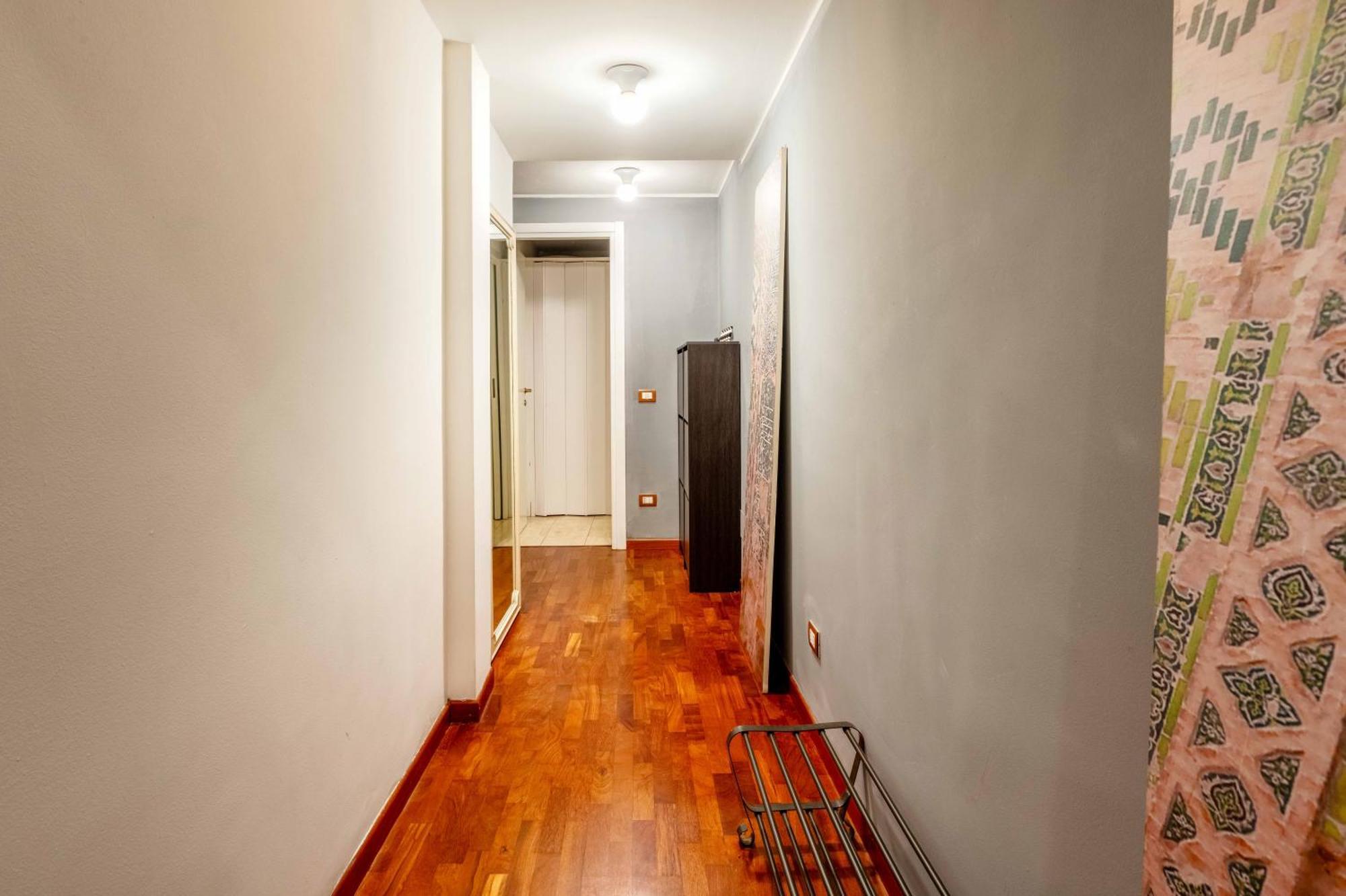 One Bedroom Apartment With Terrace Near Duomo Milan Bagian luar foto