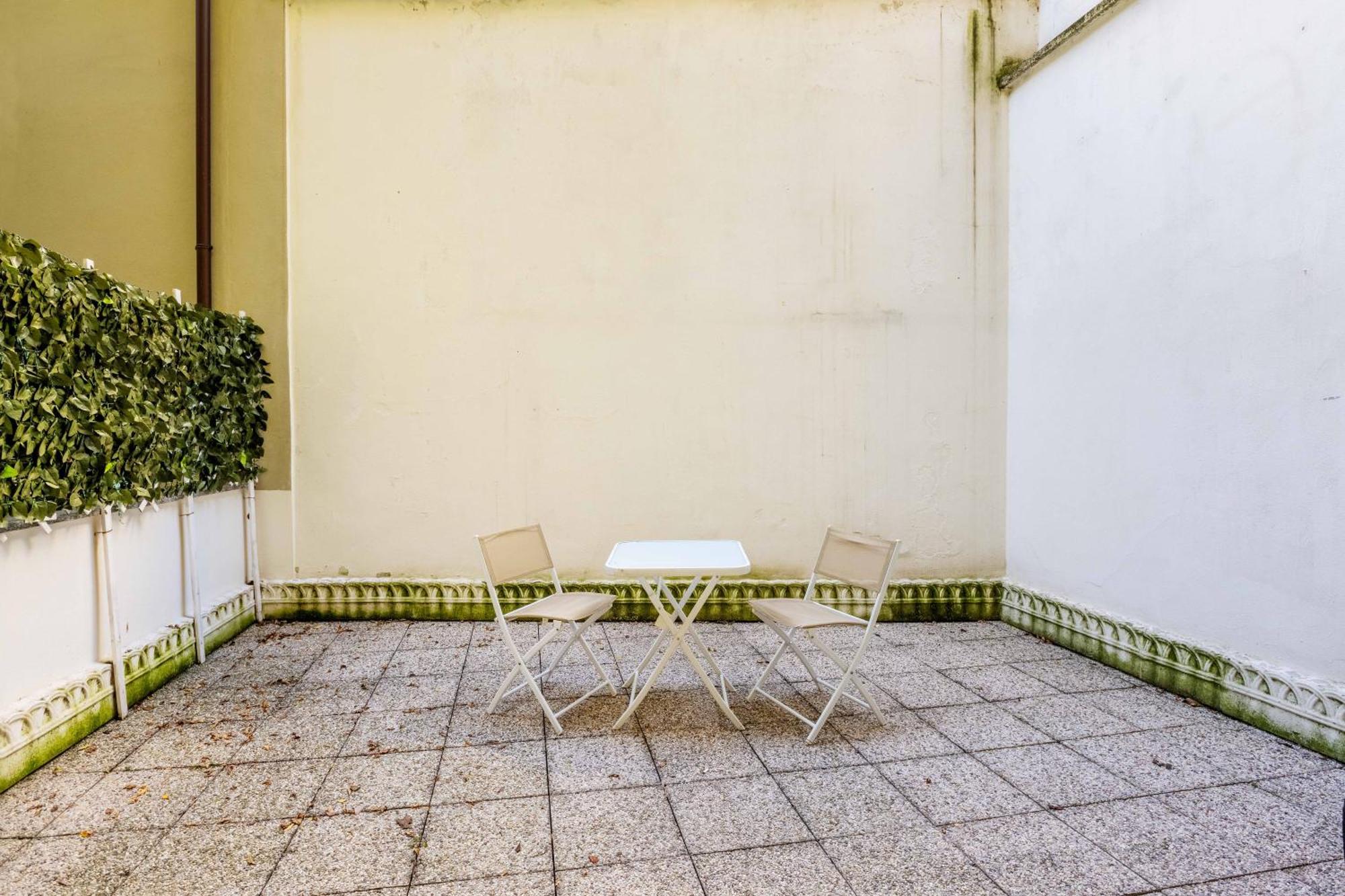 One Bedroom Apartment With Terrace Near Duomo Milan Bagian luar foto