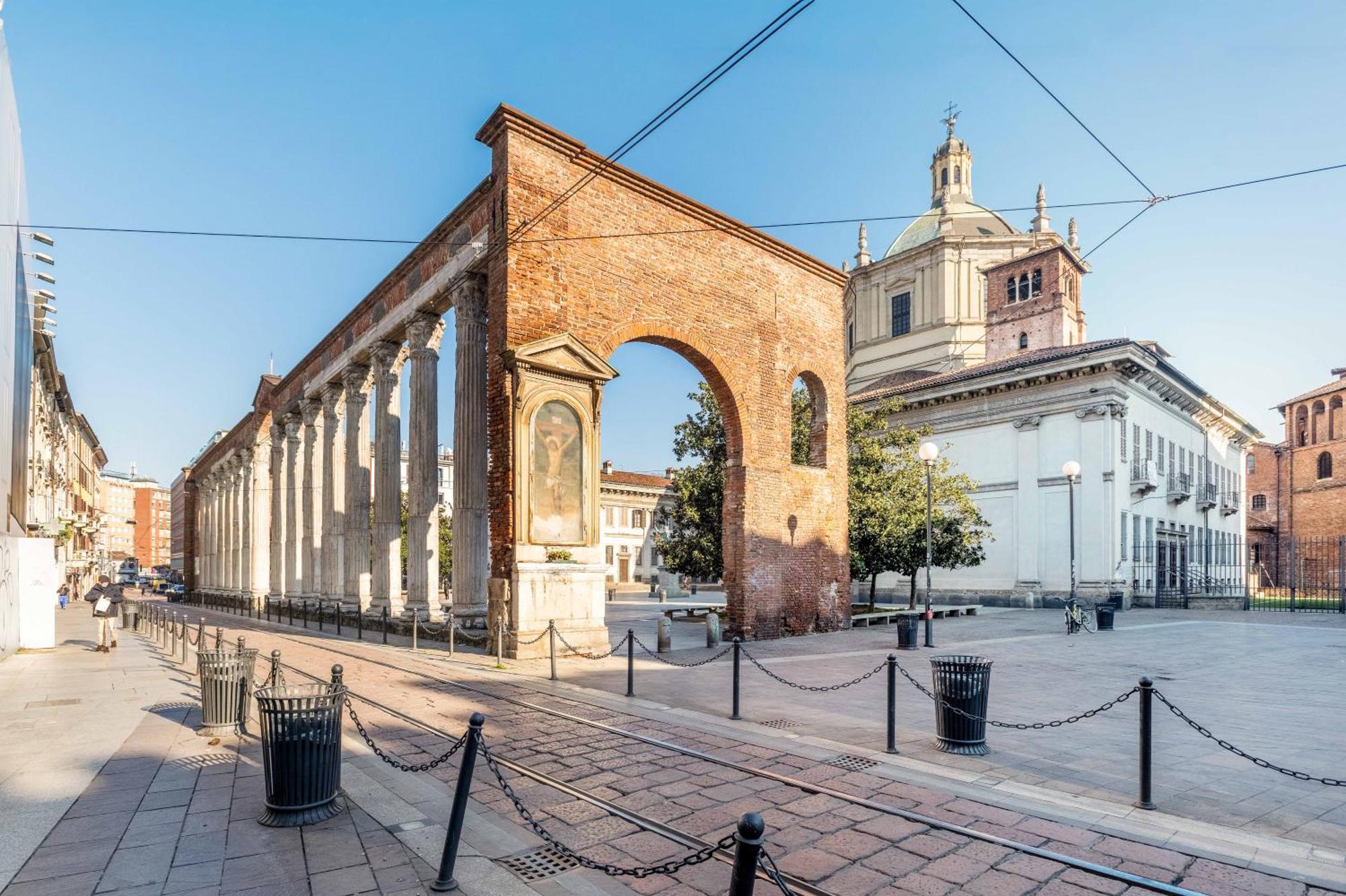One Bedroom Apartment With Terrace Near Duomo Milan Bagian luar foto