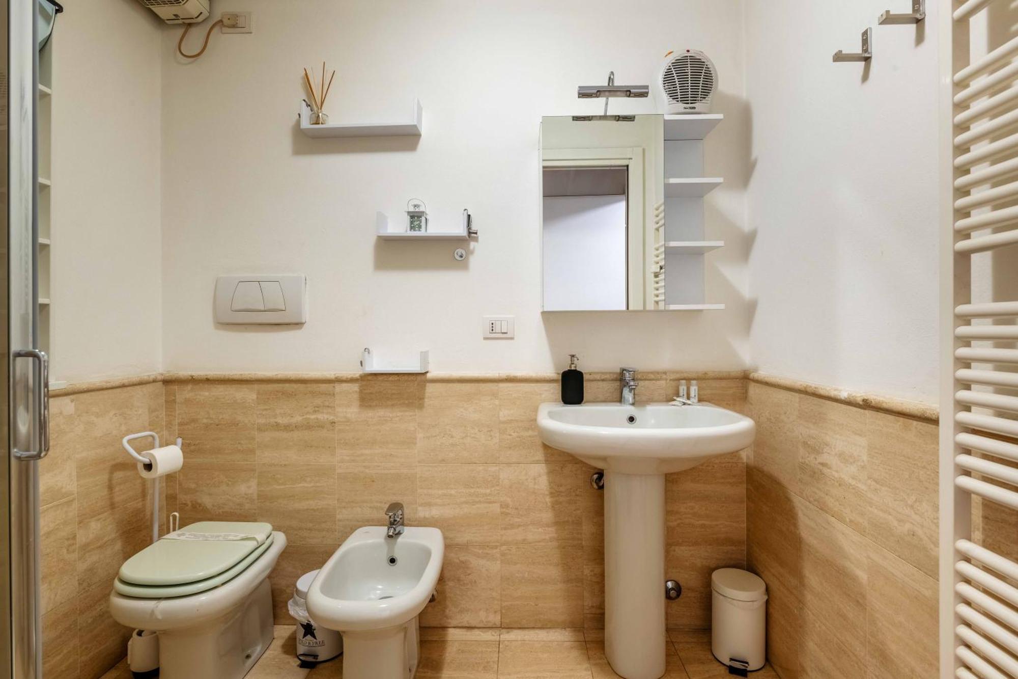 One Bedroom Apartment With Terrace Near Duomo Milan Bagian luar foto