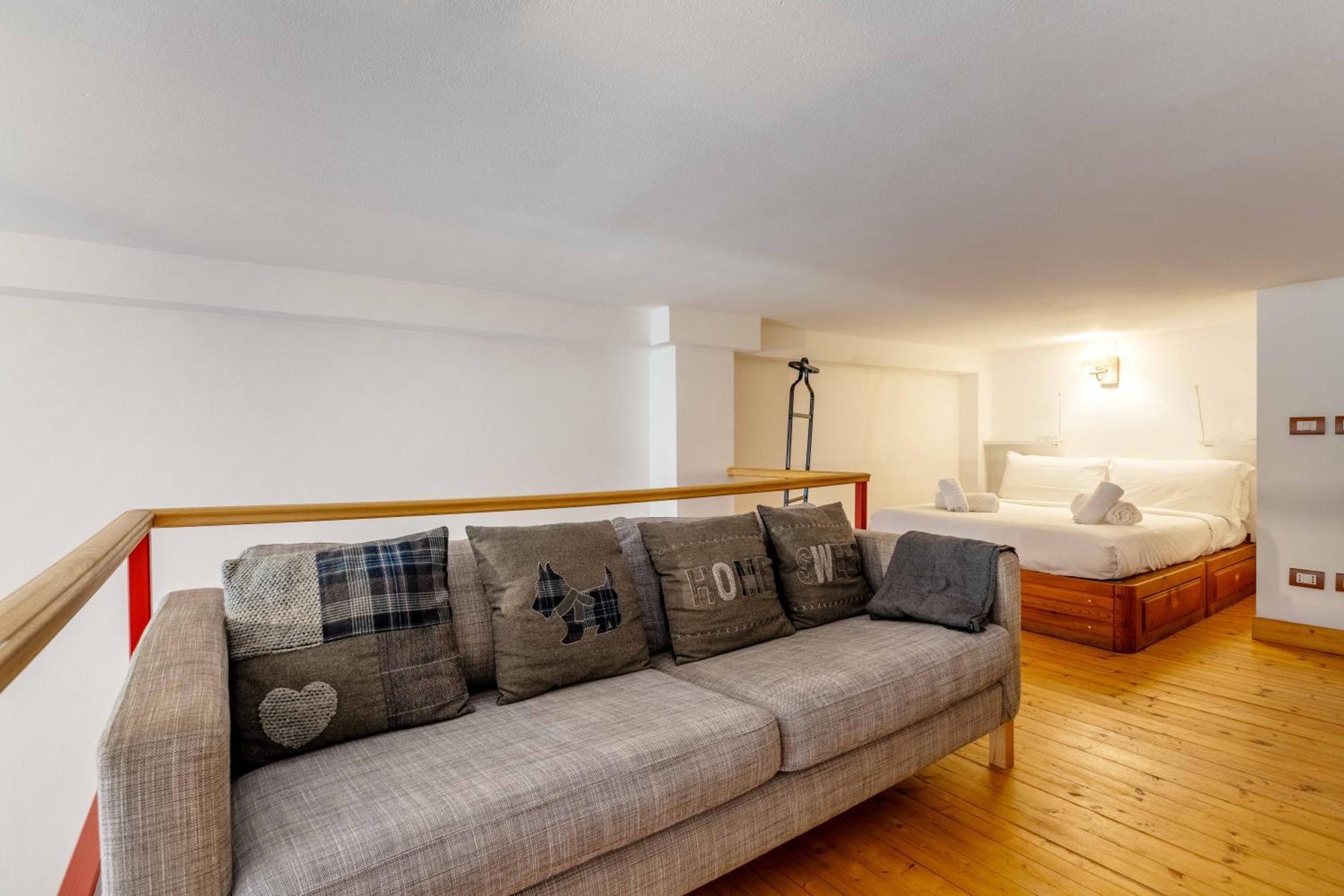 One Bedroom Apartment With Terrace Near Duomo Milan Bagian luar foto