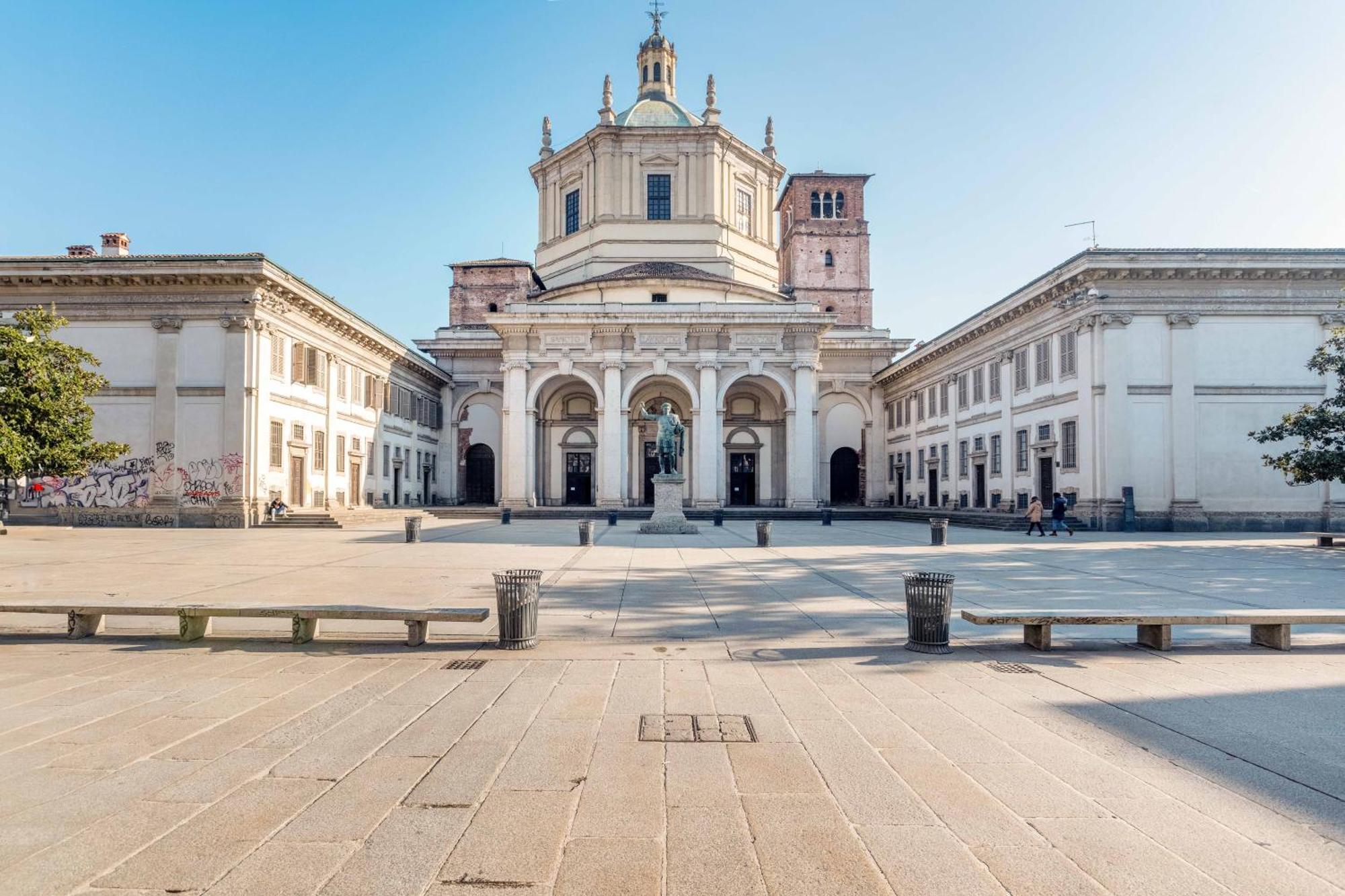 One Bedroom Apartment With Terrace Near Duomo Milan Bagian luar foto
